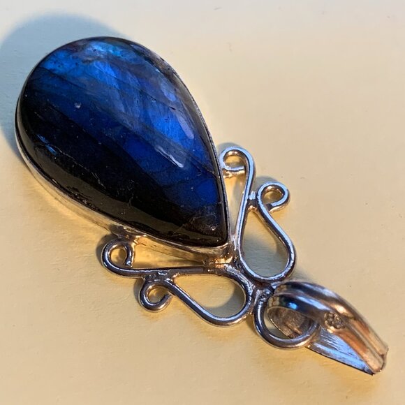 New Listing: Labradorite & Silver Neck Pendant - Picture 5 of 9